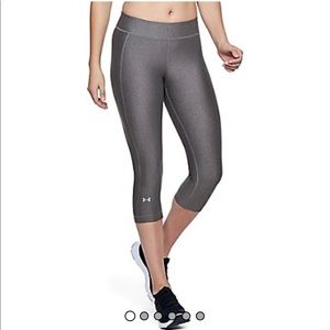 GREY UNDER ARMOUR SHORT LEGGINGS